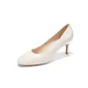 Saltos Altos Redondos em Couro Patent 6313B para Mulheres, Salto Fino Boca Rasa Sapatos de Salto Único, Cores Preto e Nude, Versátil para o Trabalho e o Dia a Dia