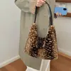 Bolso cruzado de un solo hombro, patrón floral de ciervo pequeño, nuevo estilo otoño e invierno, bolso peludo, para ir al trabajo, versátil, esponjoso, bolso de mano, elegante, bolso de felpa