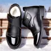 Novos sapatos masculinos de cano médio, forrados com fleece, espessados e quentes, com superfície de couro, sapatos de algodão à prova de vento e quentes, sapatos brilhantes para o dia a dia e ocasiões casuais de negócios, botas de couro e algodão