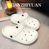 Sandalias tipo zueco de suela gruesa para mujer de la fábrica de zapatos Qidan para uso en verano en casa, interior, sandalias cerradas antideslizantes de suela blanda para playa al aire libre para mujer