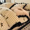 Invierno Encaje Francés Terciopelo de Leche Juego de Cuatro Piezas Forrado de Polar Encaje Coreano Engrosado Cálido Bebé Terciopelo Cama Sábanas Funda de Edredón