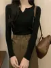 Top de punto negro para mujer 2025 Otoño e Invierno Diseño de nicho Ajuste ceñido Estilo occidental Cuello en V interior Prendas de punto