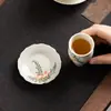 Porta-copos de Cerâmica Osmanthus Pintado à Mão Formato de Pétala com Isolamento Térmico Acessórios para Conjunto de Chá Kung Fu Porta-copos de Alto Valor para o Anfitrião