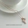 Collar Super Hada Súper Brillante con Colgante de Cruz de Circonita Completa para Mujer Lujo Ligero Elegante Súper Hermoso Versátil para Viajar Personalidad Cadena para Clavícula