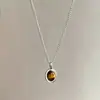 Explosión del Libro Rojo Pequeño Estilo Coreano Retro Nicho Redondo Piedra Ojo de Tigre Collar Colgante de Personalidad Nueva Moda 2024