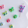Accesorios de joyería de aleación con pintura y agujero recto con cuentas de gato monstruo, divertidos y bonitos para niños