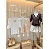 Como Blusa Feminina Simples e Versátil Estilo Coreano de Verão com Gola Henley de Manga Média Slim-Fit Oficial 16391