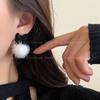 Pendientes Retro Rojos de Año Nuevo y Navidad para Mujer, Pendientes Dulces y Lindos de Bola de Pelo, Pendientes de Diseño de Nicho Otoño e Invierno