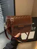 Bolso pequeño elegante de alta gama para mujer 2026 nuevo popular de primavera y verano bandolera de un solo hombro bajo el brazo bolso cuadrado pequeño