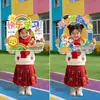 Montaje de Escena para Evento de Ceremonia de Apertura del Nuevo Año Escolar: Niños de Preescolar Sosteniendo Marcos de Fotos, Accesorios para Fotos y Decoraciones