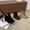 Botines de gamuza de punta cuadrada y tacón de cuña en una paleta de colores Maillard, con cremallera trasera, combinados con una falda y jeans de pierna ancha