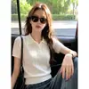 Blusa de Tricô Manga Curta com Gola Polo de Seda Gelada Francesa para Mulheres Verão 2026 Novo Design Sensação Nicho Slim Fit Ombro Real Top