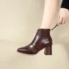 Botas Finas da Moda Tamanho Grande Salto Bloco Salto Alto Feminino 2026 Bico Quadrado Retrô Zíper Traseiro Botas de Tornozelo Outono Transfronteiriças Novo Estilo