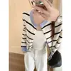 Cardigã curto de tricô listrado cor de damasco estilo coreano de Zeng Xiaoxian combinado com um top de camisola para mulheres, um look estiloso para o início do outono