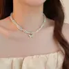 Collar de mariposa con microincrustaciones de circonita y doble perla de vidrio, cadena de clavícula de lujo, elegante y de nicho, con cuentas de arroz de celebridades cibernéticas.