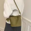 Bolso tipo cubo nuevo de estilo coreano para mujer, bolso de mano, bolso de hombro, moderno y versátil, adecuado para ir al trabajo, con un diseño único, se puede llevar como bolso de axila o bolso cruzado