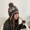 Gorro de Punto Retro con Patrón de Copo de Nieve Coreano y Pompones de Piel para Navidad, Dulce Protección para las Orejas, Sombrero de Lana Lei Feng, Cálido y Versátil para Mujer