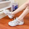 Sandalias blancas transpirables de malla para mujer, zapatillas informales de verano 2024 que combinan con todo, ultraligeras y de suela suave.