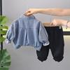 Jaqueta Casual de Manga Longa para Meninos 2025 Nova Coleção Primavera e Outono Jaqueta Camisa Jeans para Crianças Pequenas e Médias Conjunto de Três Peças para Bebê