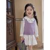 El popular chaleco de punto para bebé niña de este año, chaleco, vestido blanco con muñeca superpuesta