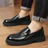 Loafers Femininos Color-Block de Solado Grosso para o Outono de 2026 Moda Contraste Preto e Branco Slip-On Salto Bloco Sapatos de Couro
