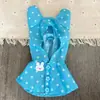 El Colgante de Hello Kitty Se Puede Usar para Vestir el Peluche Muñeco con Ropa, Conjunto de Falda y Impermeable de Puntos