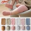Rodilleras de verano para niños, rodilleras para gatear, calcetines de piso para bebés de 0-1-3 años, calcetines antideslizantes con dispensador para niños pequeños, calcetines para bebés