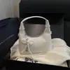Bolso de axila brillante estilo coreano con forma de media luna, colgante de corazón de perla con lazo, bolso pequeño, correa de hombro ajustable, un solo hombro