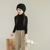 Camisa base com gola franzida para meninas, novo estilo outono e inverno, top versátil de cor sólida para meninas, roupa de outono quente para bebês, moderno