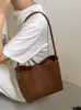 Yue Zi 2026 Verano Nuevo Bolso de Cuero Suave Tejido Cruzado Bolso Yuanbao de Moda Versátil Bolso de Hombro