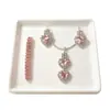 Collar con colgante rosa en forma de corazón que no se decolora para mujer, versátil, joyería de alta gama para mujer, juego de cuatro piezas: collar, aretes, anillo, pulsera