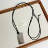 Acero de Titanio No se Desvanece Nariz de Cerdo Peine Pequeño Collar para Mujer Nicho de Gama Alta Estiloso Cadena Larga para Suéter con Cuerda de Cuero