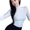Blusa feminina de gola alta curta, com caimento justo, modelagem que afina a silhueta, ombro direito à mostra, manga longa, estilo curto, top sexy.