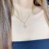 Collar con camelia, tallado artesanalmente en trébol de cuatro hojas, color rosa empolvado, ideal para un temperamento ligero y lujoso. Anillo y pendientes.