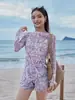 Nuevo Traje de Baño con Mangas Largas y Estampado Morado para Protección Solar para Mujer, Adelgazante y Cubre Vientre, Cubre Traje de Baño Bikini Conservador para Vacaciones en Aguas Termales