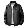 Jaqueta de Couro PU Bordada Tamanho Grande Masculina Outono Estilo Coreano Gola Lapela Casual Jaqueta de Couro Tendência Roupa de Motociclista Corta-vento Masculino