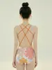 Traje de baño de una pieza con espalda descubierta y diseño de triángulo, estilo 2026 para mujer, disimula el abdomen y estiliza, adecuado para vacaciones en la playa y aguas termales, disponible para venta al por mayor