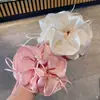 Goma para el pelo Scrunchie de Perlas con Lazo de Cinta, Tela Perlada para el Cabello para Mujer, de Alta Gama y Elegante, No Daña el Cabello