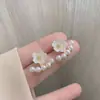 Aretes de Flor de Perla Coreanos para Mujer, Aretes de Lujo Ligero y de Alta Gama, Estilo Nuevo, Moda de Nicho, Aretes Versátiles al por Mayor