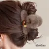 Presilha de cabelo de pelúcia em formato de peixe para outono e inverno para mulheres, luxo leve e toque de alta qualidade, tamanho grande para cabelos grossos, acessório de cabelo versátil tipo pinça de tubarão