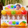 Paletas y Caramelos Duros en Varias Formas de Frutas para que los Niños Compartan Dulces y Den a sus Amigos Regalos Navideños. Puestos en la Puerta de la Escuela