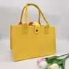 Bolso de fieltro en stock al por mayor personalizado con hebilla bolsa de fieltro de alta calidad bolsa de regalo corporativo regalo de mano bolsa tote
