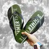 Chanclas de moda para hombre para el verano, nuevos zapatos de playa a la moda para uso casual al aire libre, sandalias de dedo antideslizantes estilo coreano para hombre