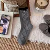 Calcetines grises para mujer, con bordado de dibujos animados de un colgante de gato y un lazo, de longitud media hasta la pantorrilla, estilo coreano, con etiquetas de tela, lunares y ribete de encaje, creando un efecto fruncido
