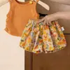 Conjunto de top de tirantes naranja con shorts florales para niña