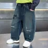 Calça Jeans Rasgada de Outono para Meninos 2026 Novo Estilo Cool Estilo de Rua para Bebês Calça Comprida Jeans de Perna Curva para Crianças Primavera e Outono Tendência