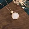 Collar de cobre bañado en oro con colgante de estilo palaciego para transmisión en vivo de influencers, incrustado con jade Hetian y jade blanco, venta al por mayor
