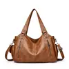 Bolsa Feminina Retrô, Bolsa Tote Versátil e Fashion com Rebites, Sensação de Luxo, Grande Capacidade, Bolsa de Ombro, Bolsa de Mão, Bolsa de Axila, Bolsa Transversal, Bolsa para o Dia a Dia