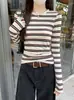 Camiseta retro de manga larga con cuello redondo y rayas para mujer, estilo coreano ajustada, adelgazante, con bloques de color, top elástico como capa base para primavera y otoño