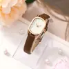Novo Relógio de Pulso Feminino Quartz para o Dia a Dia Temperamento Artístico Pulseira Fina de Couro Mostrador Pequeno Relógio Casual de Nicho Relógio para Prova